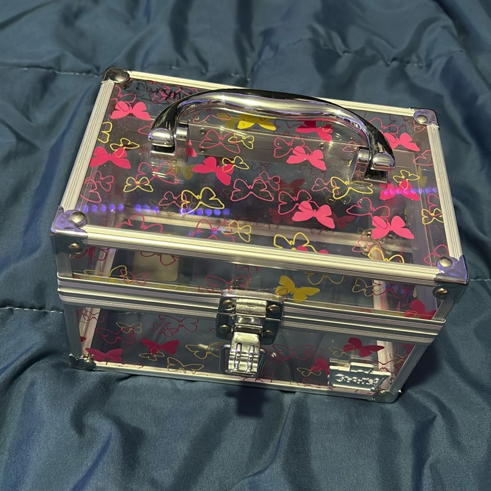 Box for storing makeup